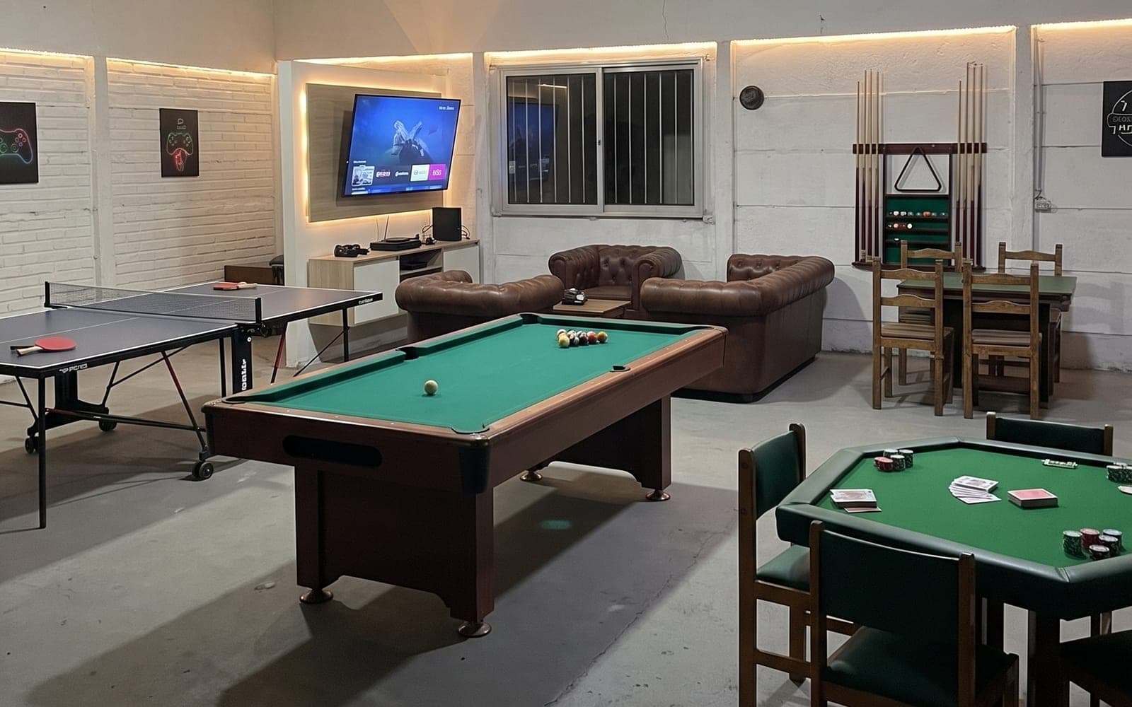 Render del proyecto del salón de juegos: mesa de pool, ping pong, sillones y TV